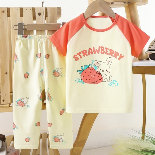 GIRL'S PAJAMA SET / S811G - Color cream pajama set with strawberry print.