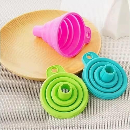 1PC COLLAPSIBLE SILICONE FUNNEL / S817 - Collapsible silicone funnels are used to transfer both liquids and dry ingredients, such as oils, sauces, water, spices, or grains, into containers with small openings.