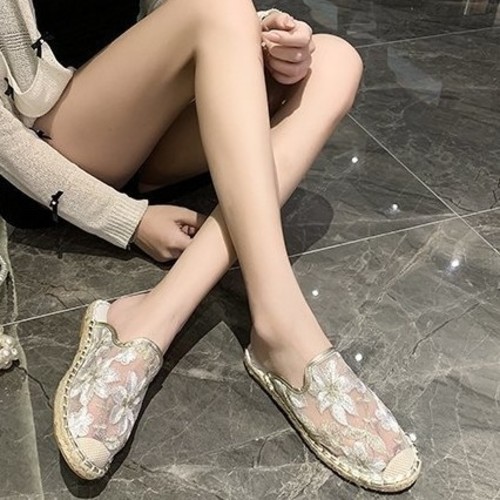 CLOSED-TOE FLAT SANDALS / SILVER S881 - FLORAL PATTERN ESPADRILLES MULES FLATS. Color:white with a metallic trim