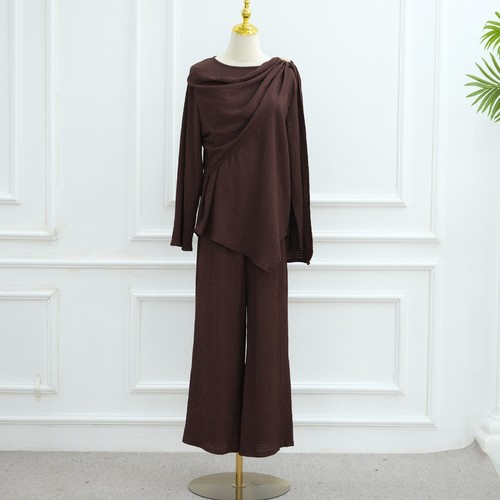 TWO-PIECE SET ASYMMETRICAL BLOUSE AND WIDE-LEG PANTS - COFFEE BROWN U206 - Set of coffee brown color
