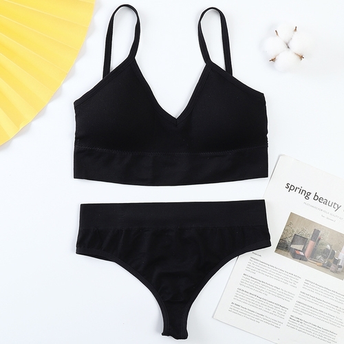 WOMEN'S BRASSIERE AND PANTY SET / BLACK U455 - Black seamless, wireless bra and panty set One size