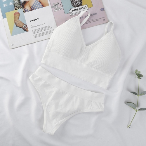 WOMEN’S BRASSIERE AND PANTY SET / WHITE U455 - White seamless, wireless bra and panty set One size