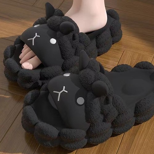 WOMEN'S SLIPPERS / BLACK S203 - Cute slippers - sheep