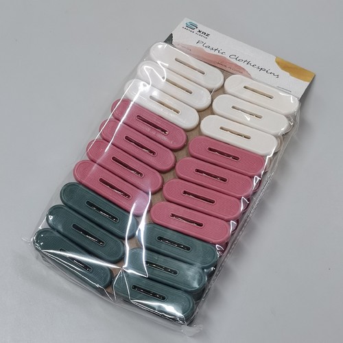 20-PIECES PLASTIC CLOTHESPINS BO954