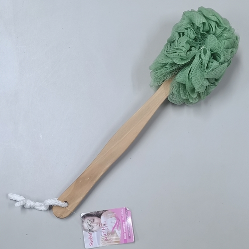 LONG HANDLE LOOFAH SPONGE BACK SCRUBBER 36CM BO973