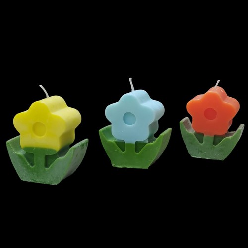 FLOWER-SHAPED SCENTED CANDLE BO1001 - Design: handmade candle featuring pastel-colored petals and green leaf bases.