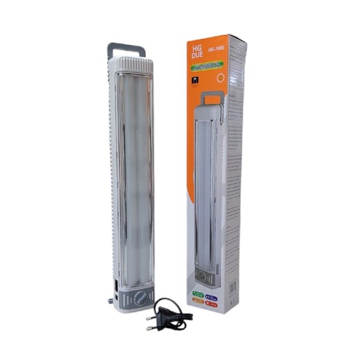 مصباح طوارئ LED قابل لإعادة الشحن من HG DUE طراز BO1304 - المواصفات الرئيسية الموديل: HG-7655 الإضاءة: مزودة بمصابيح LED عالية السطوع بتقنية موفرة للطاقة. البطارية: عادةً ما تتضمن بطارية رصاص حمضية قابلة لإعادة الشحن ذات سعة عالية. الوظائف: مزودة بمستشعر يقوم بإطفاء الضوء تلقائيًا عند توصيلها بمصدر طاقة تيار متردد للشحن. التصميم: تصميم طويل محمول مزود بمقبض مدمج ومفتاح تحكم في شدة الإضاءة في القاعدة.