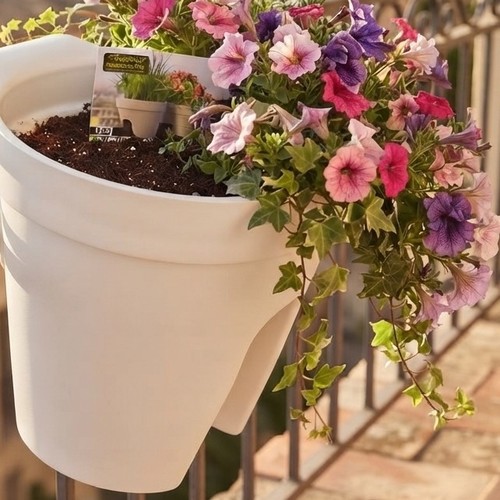 A rose pot with custom design to be fixed on the NY-SH377 fence or handrails