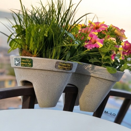 A rose pot with custom design to be fixed on the NY-SH377 fence or handrails