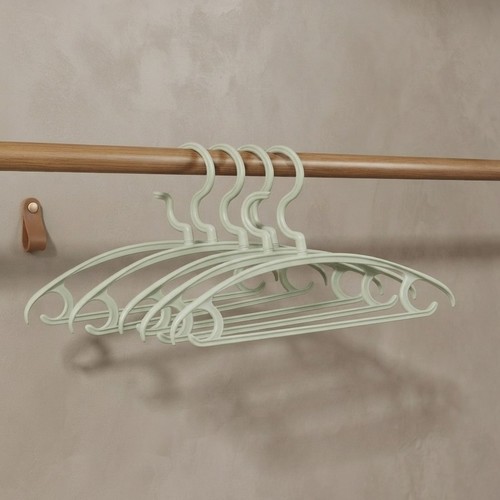 5Sturdy Plastic Clothing Hangers NY-IG463