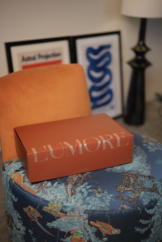 📸L’umore surprise - بوكس مكون من ميني كيك + كاميرا تحميض + شمعه + كرت لكتابة عباراتكم + كرت بعبارات ثابته + ( ممكن اضافة مبلغ مالي اذا حابين )
ملاحظه 🔴( كيكة عيدالميلاد تصلح لجميع المناسبات )