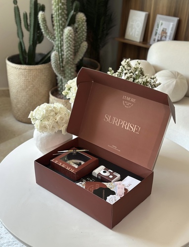 📸L’umore surprise - بوكس مكون من ميني كيك &nbsp;+ كاميرا تحميض &nbsp;+ كرت لكتابة عباراتكم +&nbsp;&nbsp;كرت بعبارات ثابته&nbsp;+ ( ممكن اضافة مبلغ مالي اذا حابين )&nbsp; 
ملاحظه 🔴 حاطين صور الكيك فوق