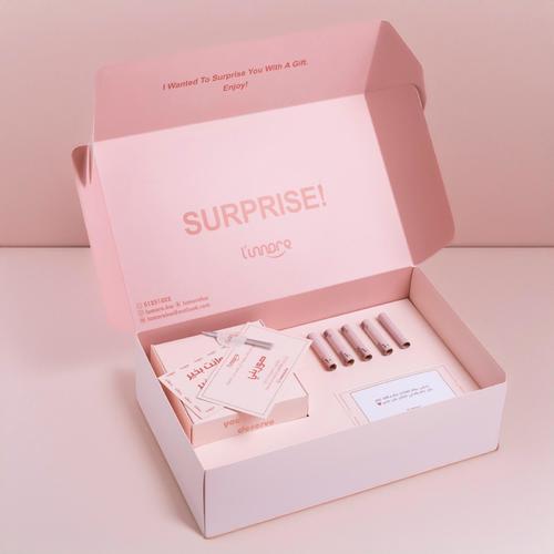 L’umore surprise - بوكس مكون من ميني كيك  + كرت لكتابة عبارتكم + شمعه +كرت بعبارات ثابته  + ( مبلغ مالي اذا حابين تحطون )  ملاحظه 🔴( كيكة عيدالميلاد تصلح لجميع المناسبات )