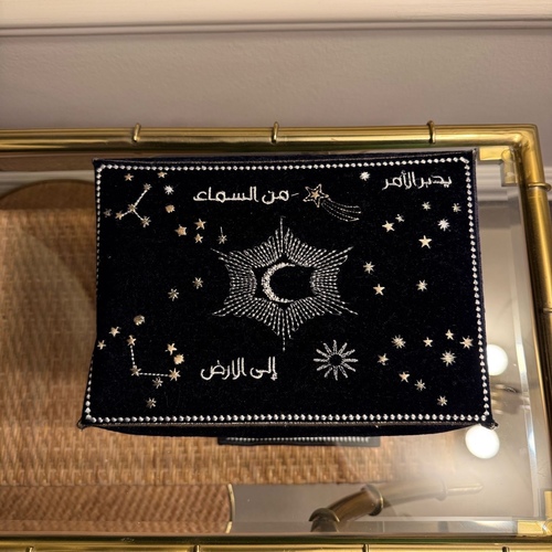 Quran 2025 - Descriptionlune et étoiles 💫✨-Normal packing ( the pouch)Indigo velvet quraan coverWrapped in luxurious box with cover. Package includes leather book mark