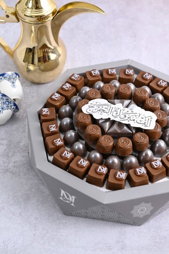 الجوهره سلفر - جديد DMSWEET الجوهره  
 
 ٨٢ حبة جوكلت بجليكي فاخر بحشواتنا المميزه  الكراميل - الروشيه - البستاشيو - الرافيلو  الوزن التقريبي ٨٣٠ غرام 
فالملاحظات اسفل الطلب ❤️
بامكانكم اختيار اي العبارات التاليه : عيدكم مبارك
 حج مبرور وذنب مغفور الف مبروك التخرج الحمد لله على السلامه