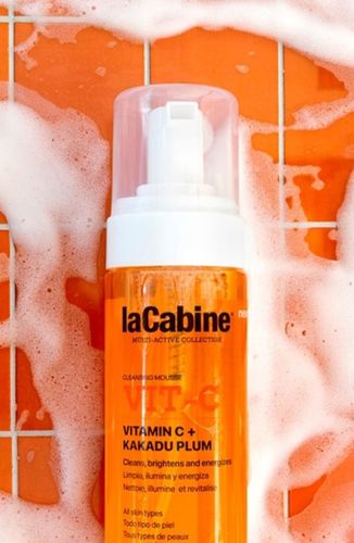 LC VIT-C CLEANSING MOUSSE 150ML - رغوة تنظيف تحتوي على تركيبة حصرية تعتمد على فيتامين C وKakadu Plum للتنظيف الحسي للمساعدة في تنشيط وتعزيز الإشراق.   
 ما الذي يجعلها مميزة؟ 
 ✓  تنظيف سهل وعميق. 
 ✓إضفاء  إشراقة إضافية على البشرة. 
 ✓  ينشط البشرة بفضل مزيجه من المكونات النشطة. 
 ✓  يضمن مستوى ممتاز من ترطيب البشرة. 
 ✓  رائحته اللطيفة تمزج بين روائح الحمضيات مع لمحات من الخشب وخشب الصندل.