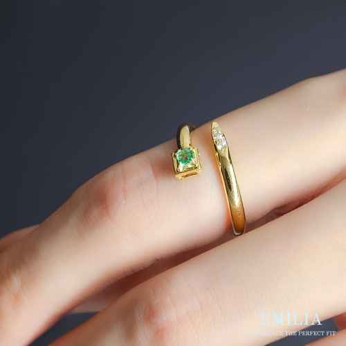 Caduyat  - Emerald Grace Ring - Discover the timeless elegance of the 