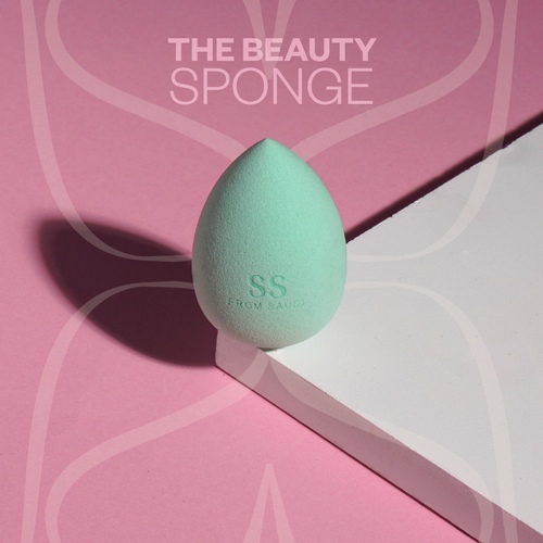 اسفنجة بيوتي - Smari Studio Beauty Sponge هي الرفيق المثالي
 للفاونديشن وهي مصممة للاستخدام في حالة جافة أو رطبة وتتمتع الاسفنجة 
بأمكانية عالية في المحافظه على توازن جيد للفاونديشن السائل أو البودرة. 
ونوصي بالتأكيد بتبليل الإسفنجة تمامًا واستخراج الماء الزائد ثم البدء 
باستخدامها. تم تصميم الإسفنجه على شكل قطرة ماء بالحجم المناسب تمامًا 
لسهولة وضع الفاونديشن على الوجه أو جزء آخر من الجسم وفي نفس الوقت يمكن 
أن يساعد جزء طرف الإسفنج في تحديد التفاصيل حول منطقة العين لتساعد في 
بناء مكياج جميل ويوم أجمل!
*الصورة لتوضيح حجم الاسفنجة عندما تكون جافه وعندما تكون رطبة.