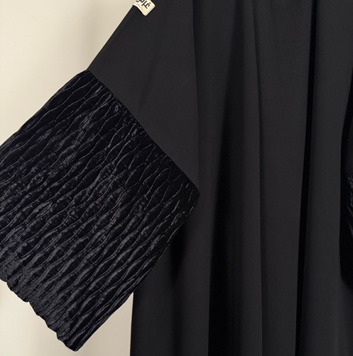 W5 (winter) - Displayed fabric: Copa Diamond with crinkled velvet on the sleeves.
Color: Black
You can change the type of fabric according to the available options.
The price includes the scarf