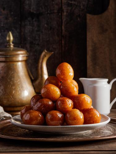 لقيمات - لقيمات طازجة ذهبية اللون محلاة بالقطر وتقدم ساخنة لتذوب في الفم بنكهة مميزة تجمع بين الحلاوة والقرمشة