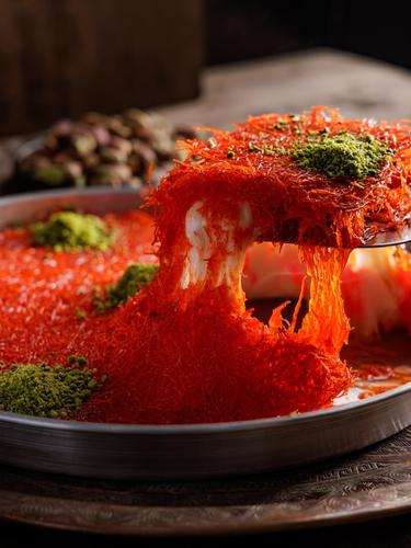 كنافة نابلسية حمراء - كنافة نابلسية تقليدية محضرة بعجينة الكنافة الحمراء المقرمشة محشوة بالجبنة العربية الطرية ومغطاة بالقطر الذهبي والفستق الحلبي