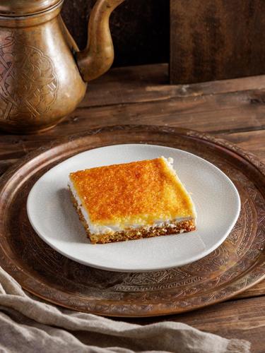 Basbousa with cream - بسبوسة شهية من سميد ناعم مخبوز ومشبع بشراب سكري ومغطى بطبقة غنية من القشطة الطازجة