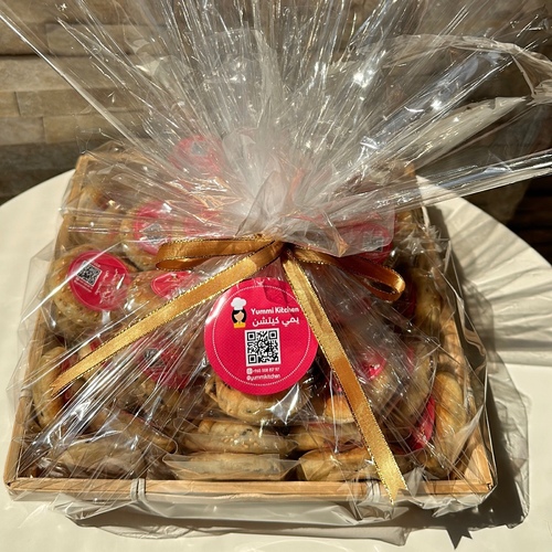 Basket of ka'ak with dates (50 pieces wrapped)