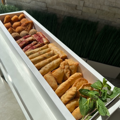 gathering box 44 pieces - 12 mix kubba 12 mix sambosak 10 musakhan 10 Chinese vegetable spring rolls