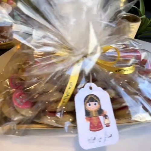 gergean basket 50 pieces - Basket with 50 pieces of our famous mamoul with dates free of sugar wrapping with gergean stickers