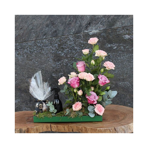 Zalamsi - Tray with pink roses, pink baby roses with 150ml spray and chocolates. Height: 50cm Width: 35cm