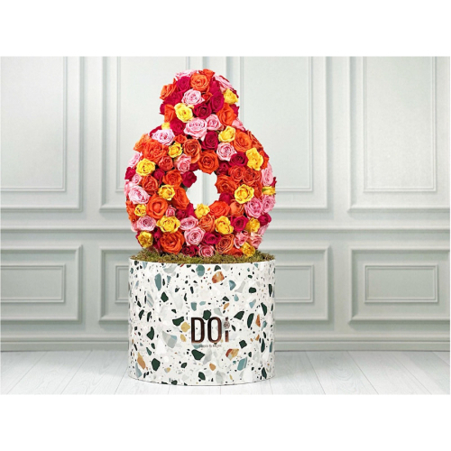 Hampa - Terrazzo box contains pink and orange and yellow and fuchsia baby roses in the shape of a ring. Height: 50cm Width: 20cm