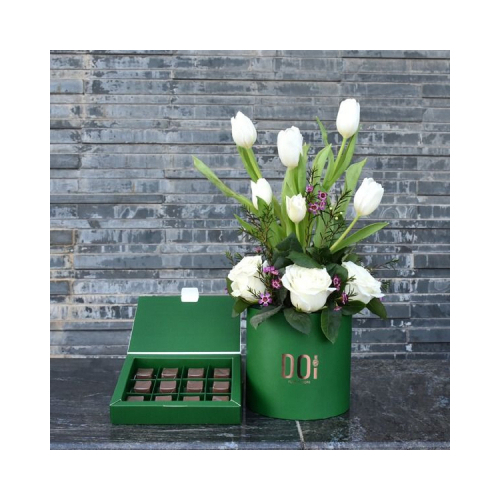 Hiw - This green box contains roses and tulip flowers with green leaves. Comes with a box of chocolates. Height: 45cm Width: 15cm Sell by: Quantity