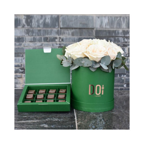 Sonu - This green box contains white roses with a box of chocolates. Height: 15cm Width: 25cm Sell by: Quantity