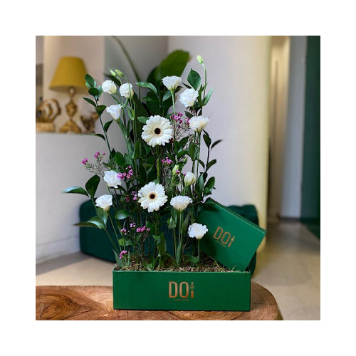 Nismo - Green box contains baby white roses and garabara white and wax with chocolate. Height: 45cm Width: 35cm