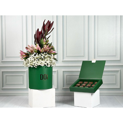 Doi Kwt  - Numnum - This green box contains gypsophila and alstroemeria flowers with safari. Comes with chocolates. Height: 25cm Width: 15cm