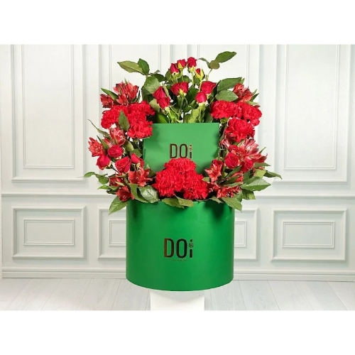 Solo - Green box contains red roses with box of chocolate. Height: 25cm Width: 28cm Sell by: Quantity