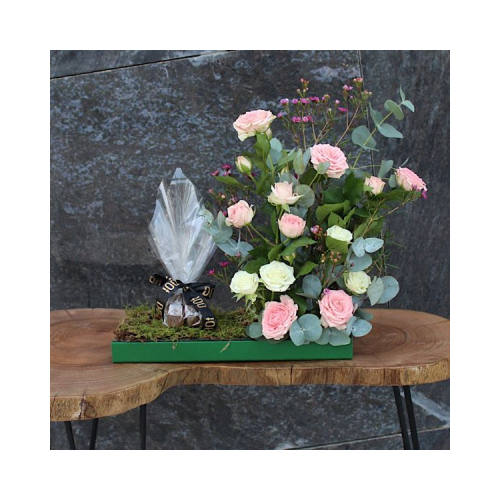 Tamtam - Green box with pink baby roses, green leave and baby white roses with chocolate. Height: 50cm Width: 35cm Sell by: Quantity