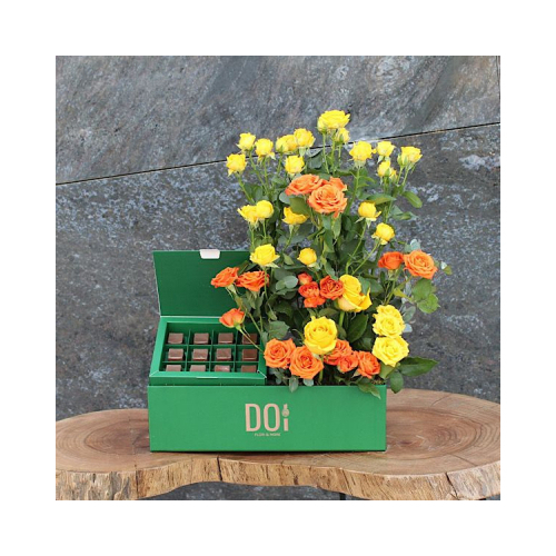 Yoyo - Green box with baby yellow roses and baby roses orange with chocolate. Height: 50cm Width: 35cm