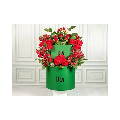 Solo - Green box contains red roses with box of chocolate. Height: 25cm Width: 28cm Sell by: Quantity