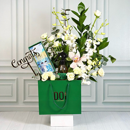 Doi Kwt  - Graduate 2 - Green bag contains white baby orchid, white baby roses, white cymbidium and green leaves with spray 150ml, money box and acrylic.Height: 50cmWidth: 30cm