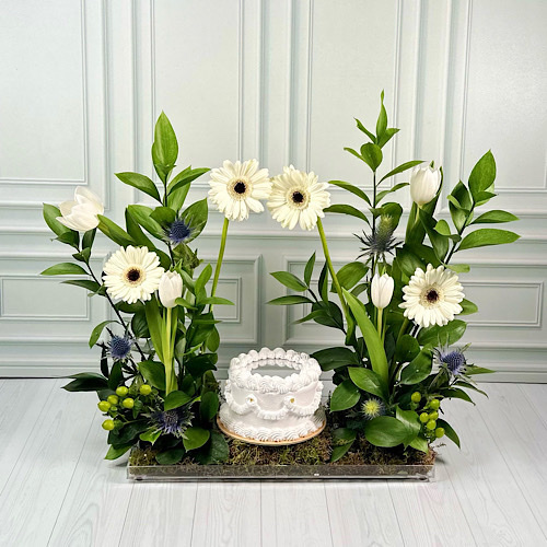 Mirror - Acrylic tray contains White Gerbera, White Tulip, Blue Eryngium, Green Hypericum and green leaves with mirror cake.Height: 50cmWidth: 40cm