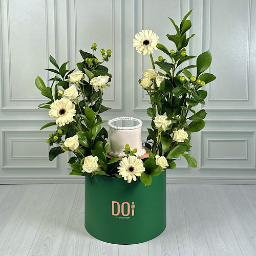 Cloud - Green box contains White Gerbera, White baby roses, Green Hypericum and green leaves with mirror cake.
Height:50 cmWidth:45 cm