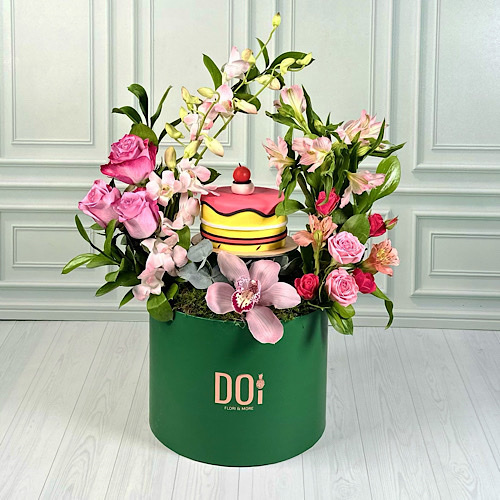 Colors - Green box contains Pink baby orchid, Pink roses, Pink and Fuchsia baby roses, Pink alstroemeria, Pink cymbidium and green leaves with one candle cake.
Height: 50cmWidth: 45cm