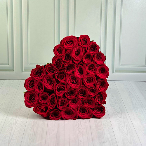 Red Heart - Heart box contains red roses.
Height: 20cmWidth: 35cm