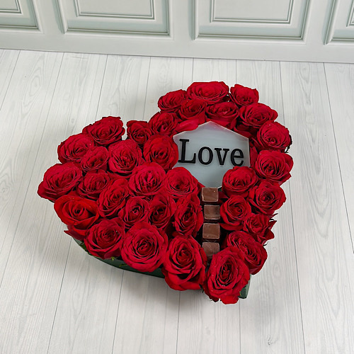 Mine - Heat box contains red roses with chocolate and acrylic.
Height: 20cmWidth: 35cm