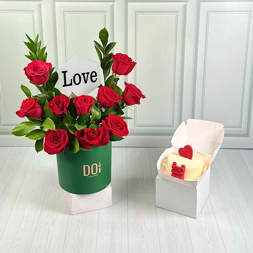 Real love - Green box contains red roses, green leaves with acrylic and cake.
Height: 35cmWidth: 30cm