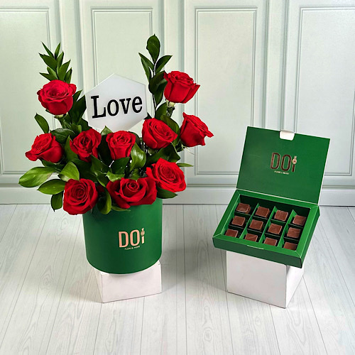 Doi Kwt  - Red day - Green box contains red roses, green leaves with acrylic and box of chocolate.
Height: 35cmWidth: 30cm