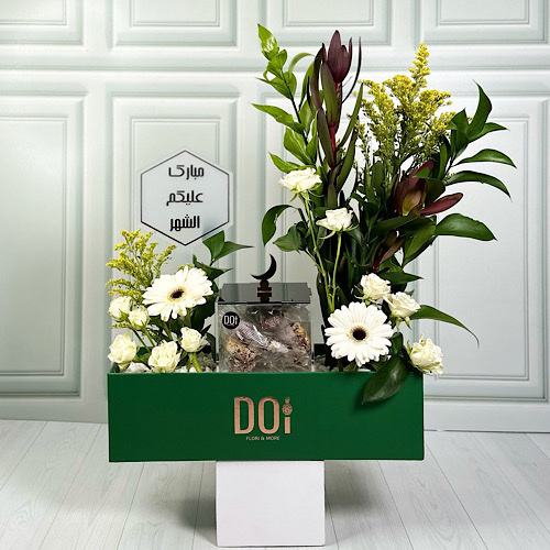 Hilal Ramadan - Green box contains white grabera, white baby roses, yellow solidago,safari and green leaves with acrylic box contains 3 kinds of tamriya and acrylic stick.
Height: 40cmWidth: 40cm