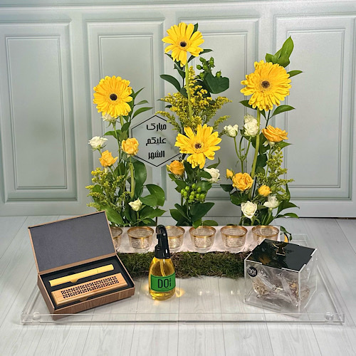 Ramadan Tray - This acrylic tray contains yellow grabera, yellow and white baby roses, yellow solidago, green hypericum and green leaves with a set of coffee cups, a 150ml spray, bokhour, acrylic box contains 3 kinds of tamriya and acrylic stick.
Height: 50cmWidth: 50cm