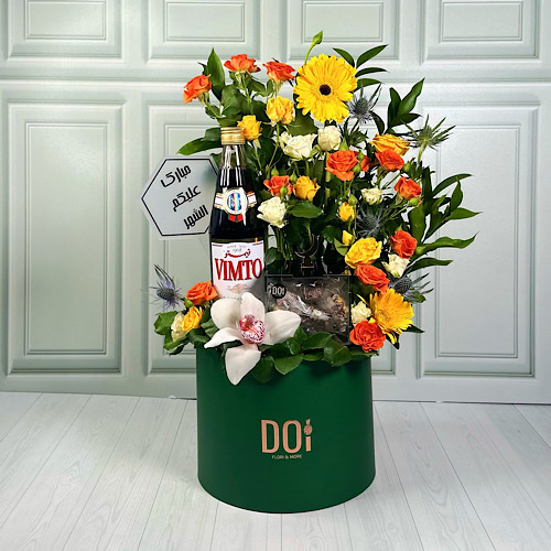 Ramadan - Green box contains yellow grabera, white and yellow and orange baby roses, white cymbidium, eryngium and green leaves with Vimto, acrylic box contains 3 kinds of tamriya and acrylic.
Height: 80cmWidth: 50cm